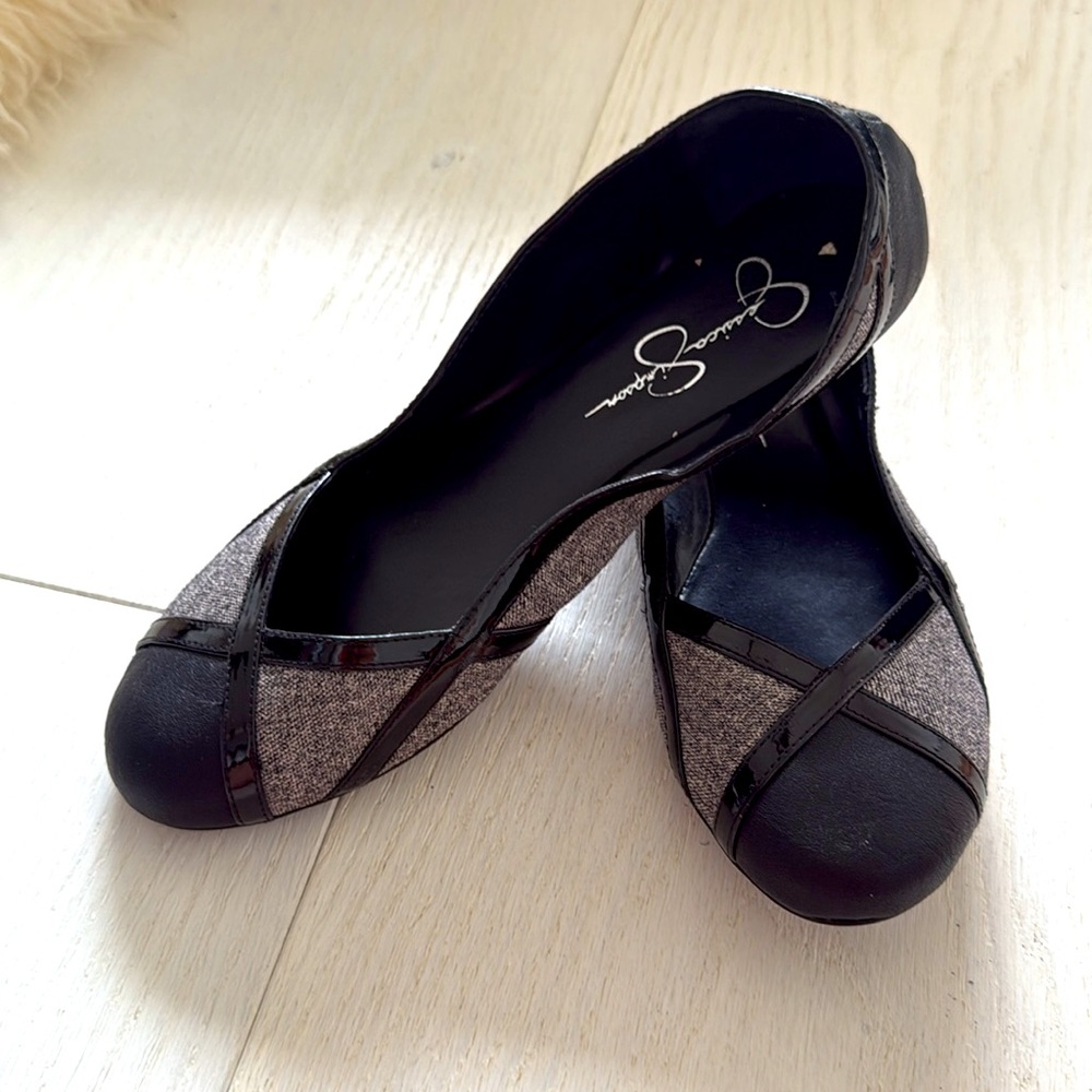 Jessica Simpson Black and Gray Crisscross Flats size 7,5